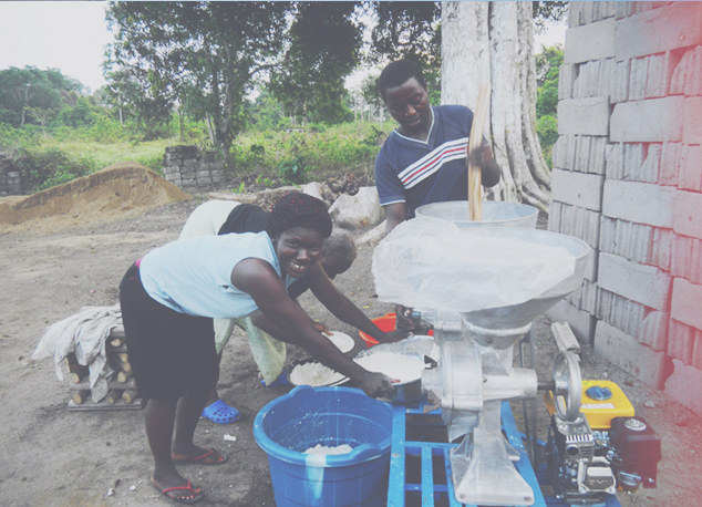femme au moulin à grain, solidarité internationale